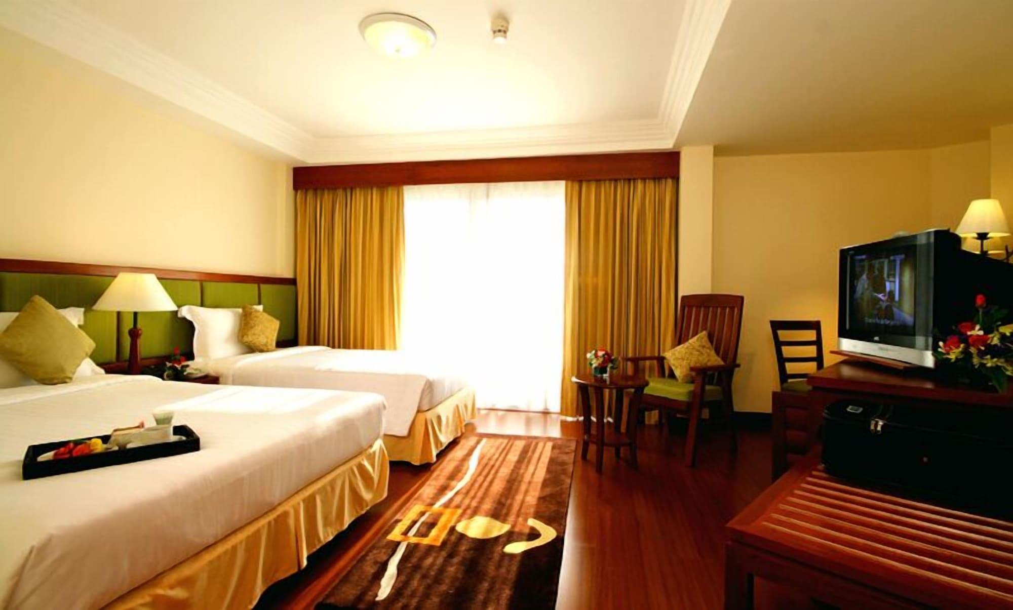 Kalim Resort Patong Exteriör bild